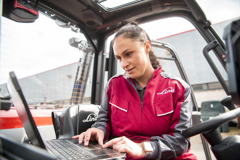 Vrouwelijke servicemonteur van Linde