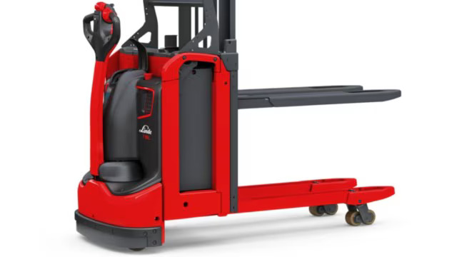 Zijdelingse batterijwissel voor de Linde T16 L pallettruck