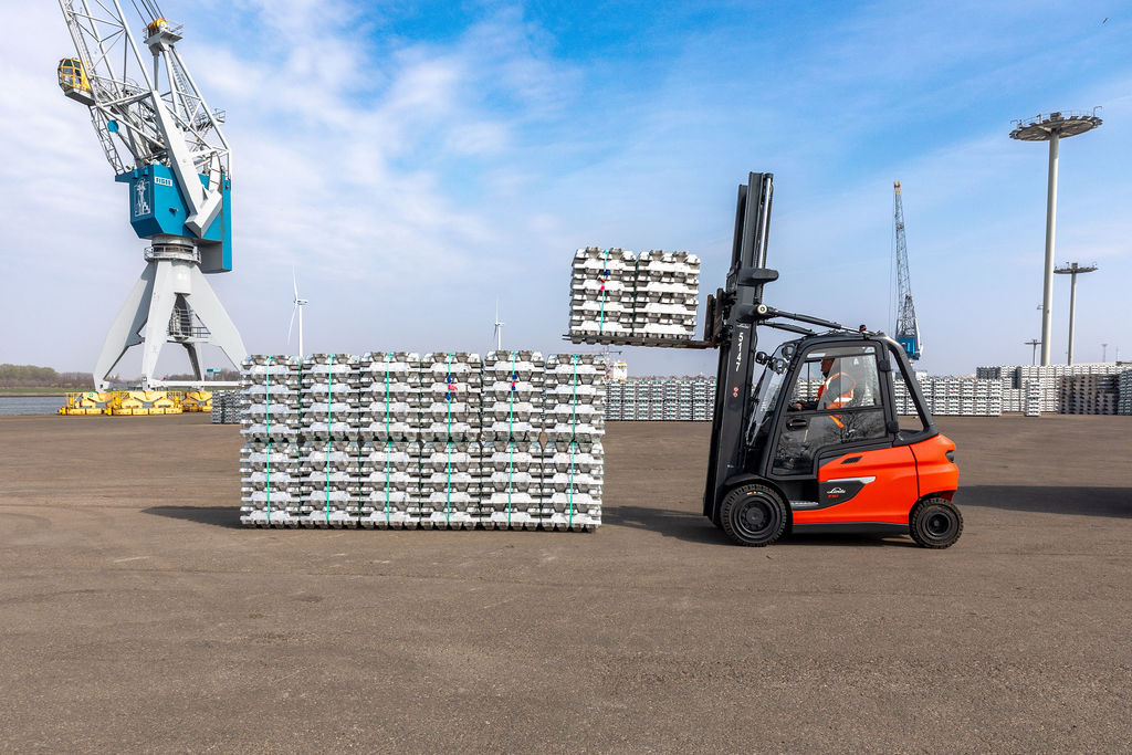 Linde E50 in de Rotterdamse haven bij Steinweg