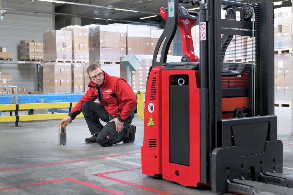 Linde L-Matic agv wordt afgesteld
