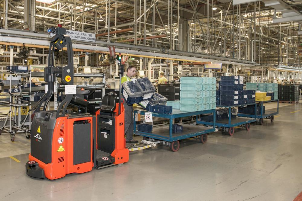 Linde P-Matic AGV transporteert tussen zones