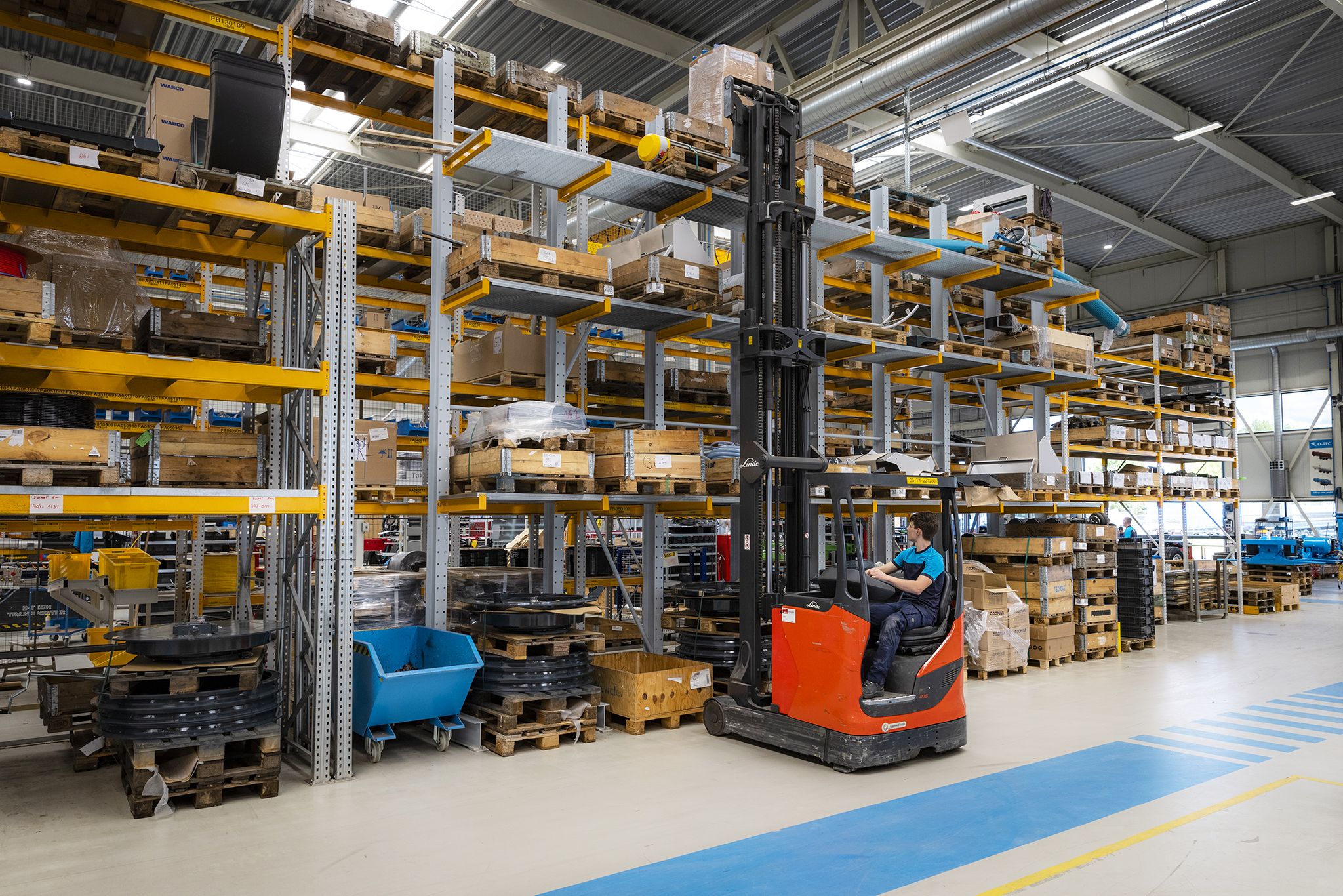 Tweedehands Linde reachtruck met HD mast in het magazijn