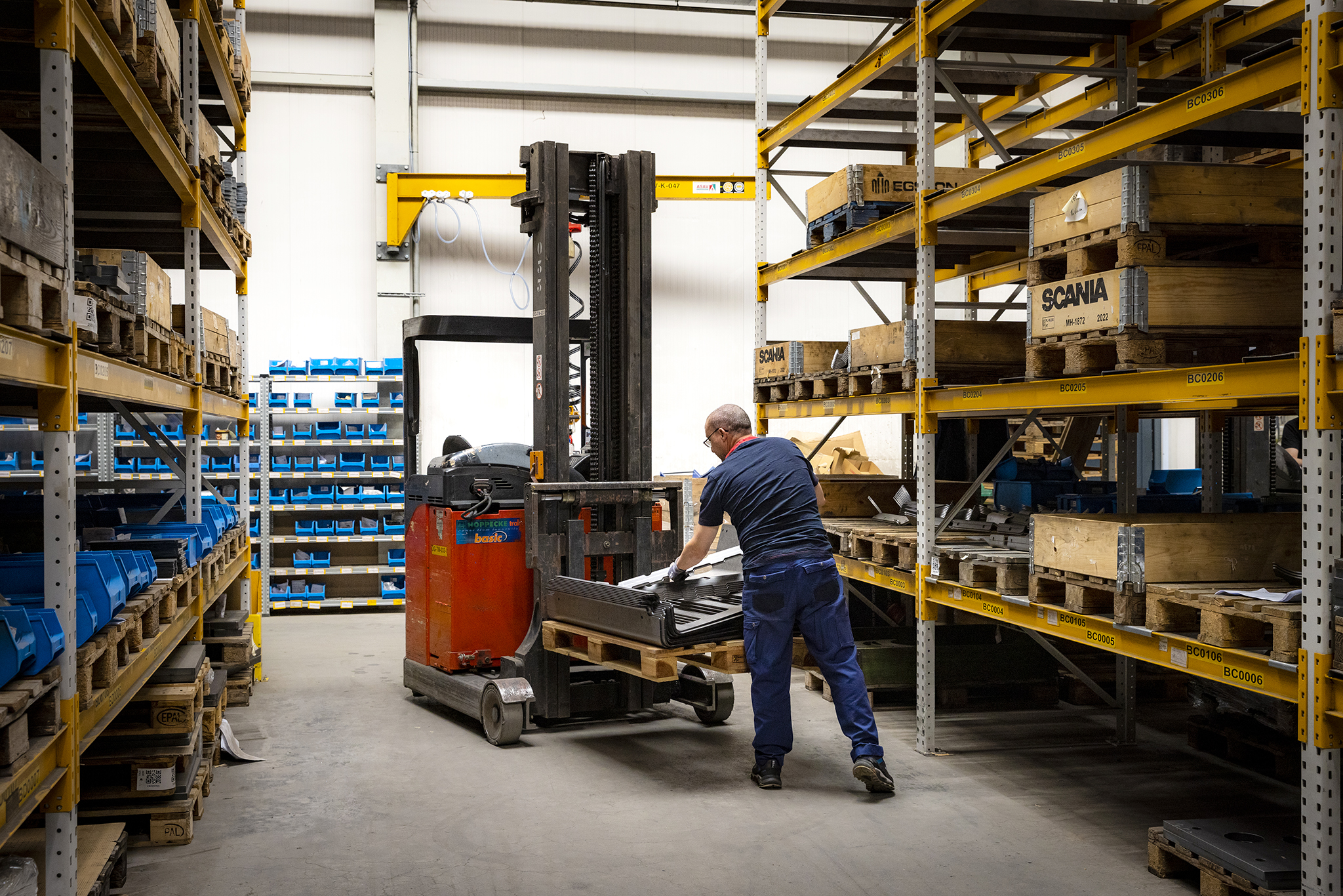 Tweedehands Linde reachtruck in het magazijn