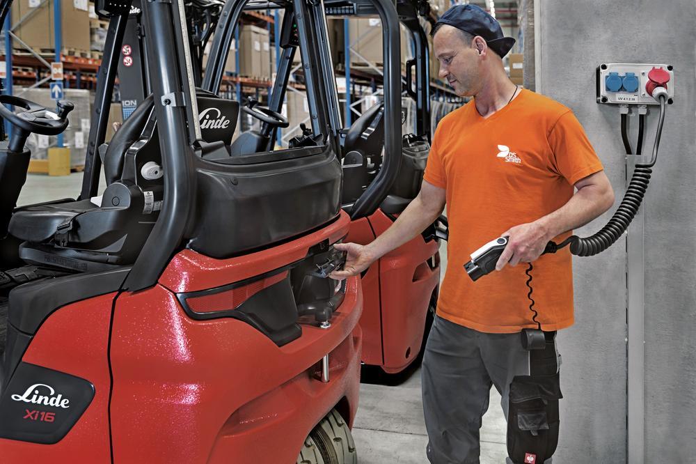 Steek eerst de lader in het stopcontact en dan in de heftruck