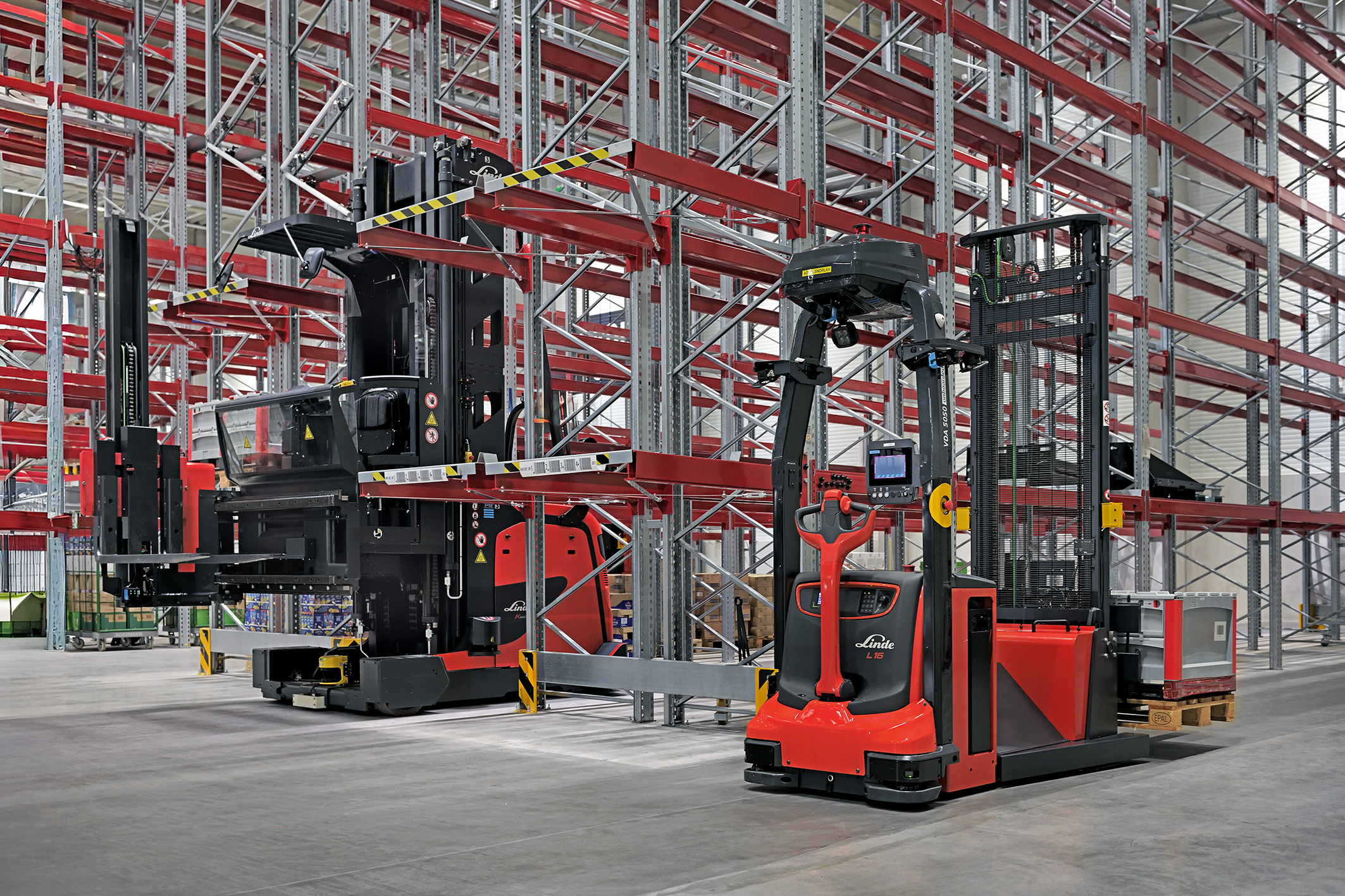 Geautomatiseerde Linde VNA truck en de Linde L-Matic HD k geautomatiseerde stapelaar 